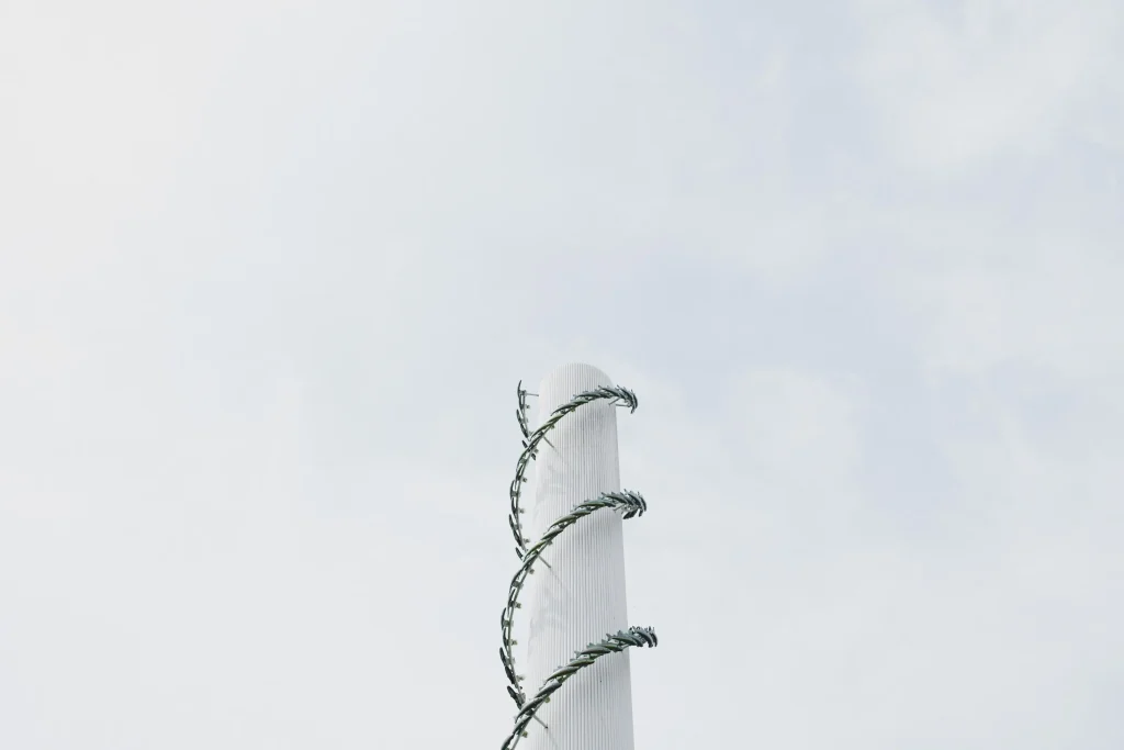 魚のオブジェと空の写真