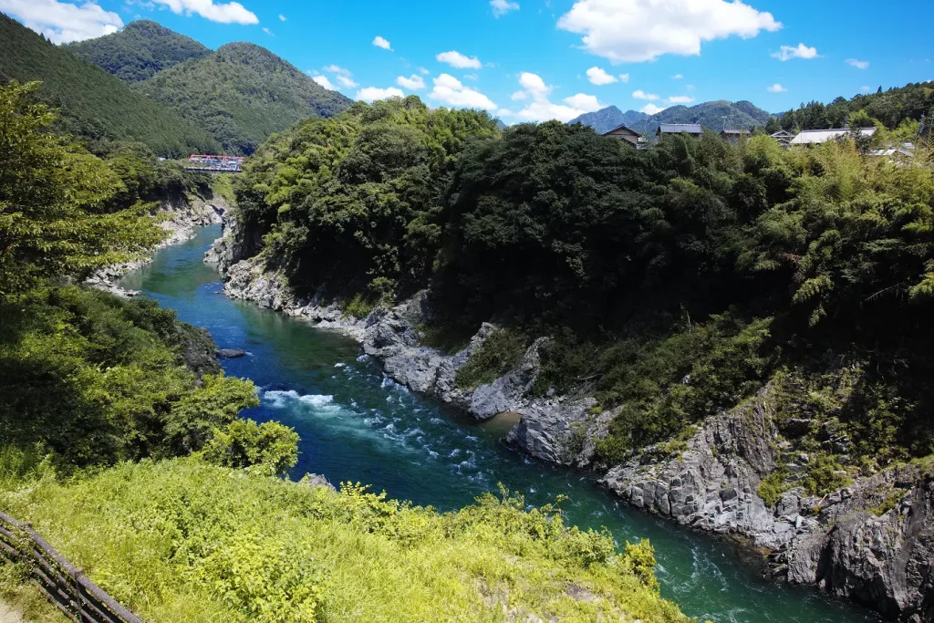 渓谷とそこを流れる川